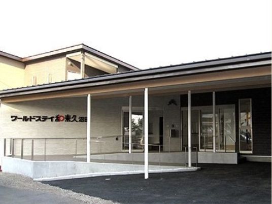 広々とした明るい施設のエントランス
