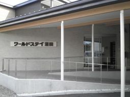 シンプルデザインのエントランス
