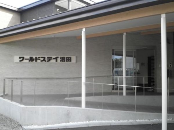 シンプルデザインのエントランス