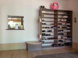 靴棚と待合スペース