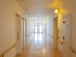 明るい廊下の風景