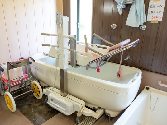 機能的な浴槽とリフト