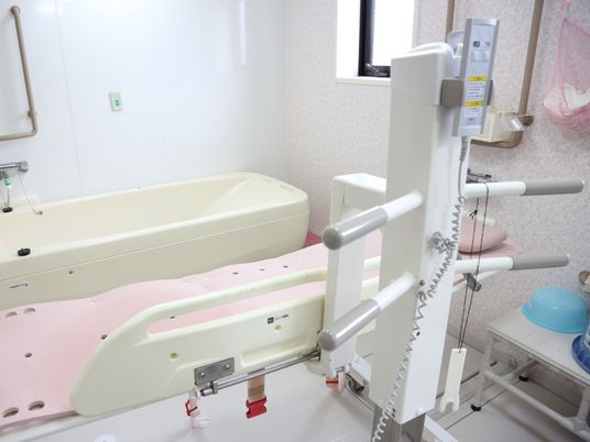 バリアフリー設計の浴室