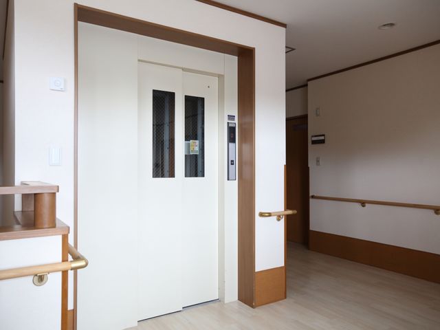 エレベーターの入り口 エレベーター 手すり付の広々とした廊下です。移動しやすい環境が整っており、利用者の方々の安全を配慮した設計となっています。