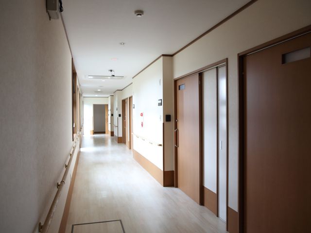 明るい清潔な廊下 通路 ゆったりとした廊下は、天井が高く自然光が差し込みますので、快適な移動が可能です。