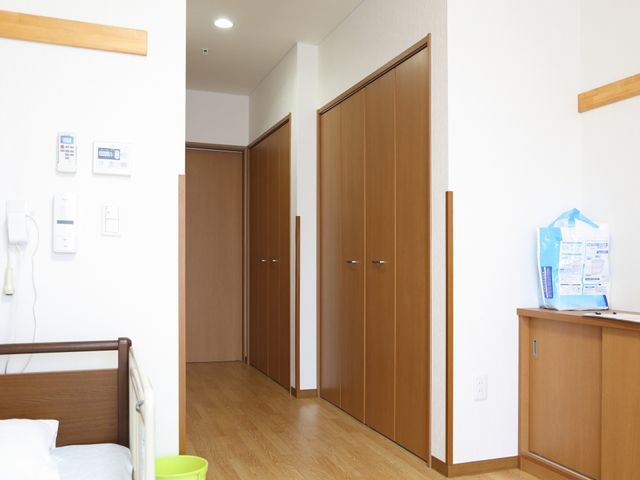 居室の木目調ドア 居室 明るく清潔感のあふれる居室です。ゆったり過ごせる空間が整っており、快適な日々を送ることができます。