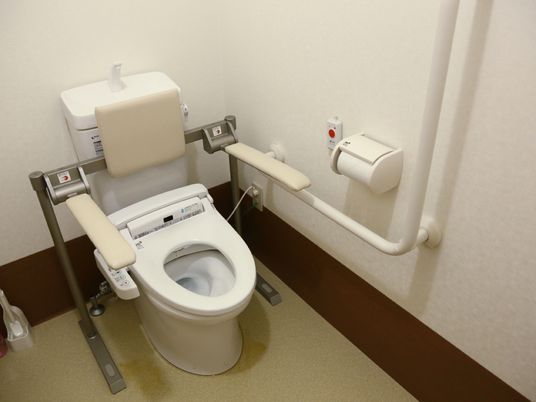 バリアフリー設計のトイレ