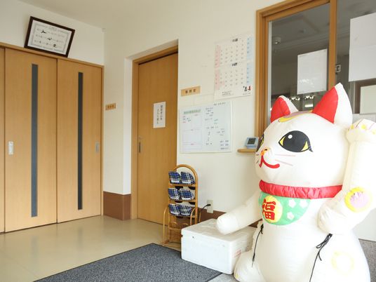 エントランスの笑顔迎える猫