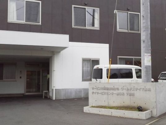 シンプルな建物のエントランス