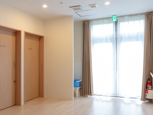 明るい廊下と部屋の扉