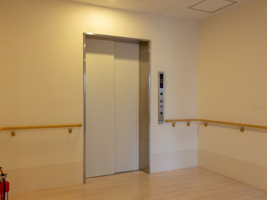 廊下のエレベーター前