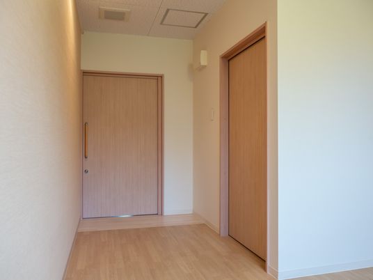 居室のドアと廊下
