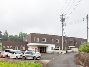 茶色い建物の外観