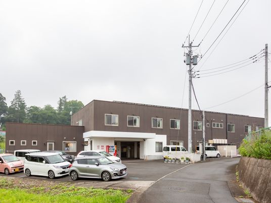 茶色い建物の外観