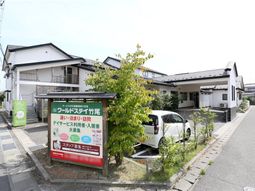 明るい建物の外観