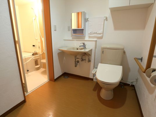バリアフリーのトイレ空間