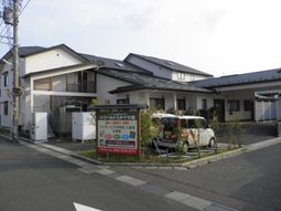 落ち着いた外観の建物