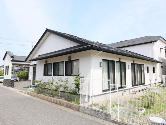 整備された白い外観