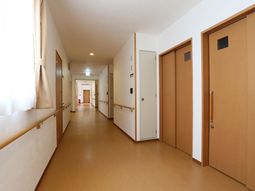 廊下の明るい風景