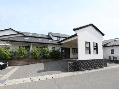 白壁の施設のエントランス
