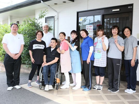 スタッフと利用者の集合写真