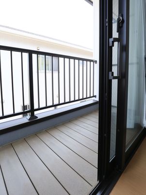 広々とした清潔なバルコニー