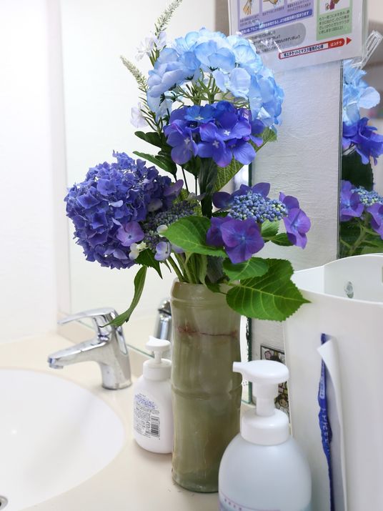 洗面台に花瓶の紫陽花