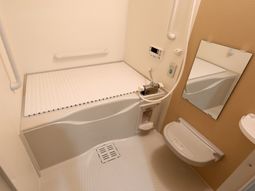 バリアフリーの清潔な浴室