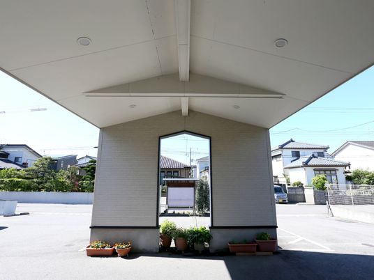 明るい外観のエントランス