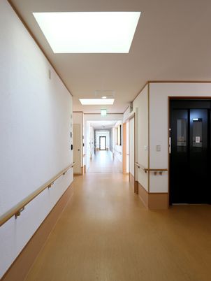 明るい廊下の風景