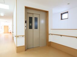 明るい廊下とエレベーター