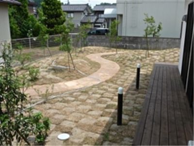 中庭の遊歩道