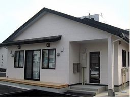 白い壁の建物外観