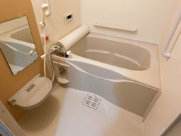 バリアフリー設計の浴室