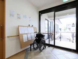 エントランスと車椅子
