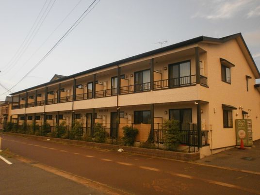 落ち着いた色合いの建物外観