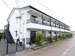 白い壁の建物と緑