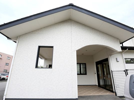 白い壁の建物エントランス