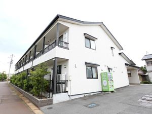 白い外壁の清潔な外観