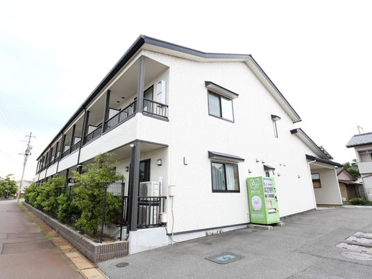 白い外壁の清潔な外観