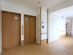 廊下の明るい景観