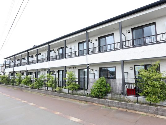 白い建物の居宅風外観