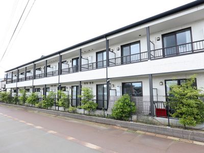 白い建物の居宅風外観