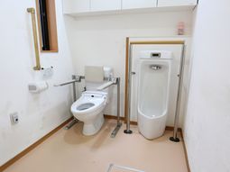 手すり付き清潔なトイレ