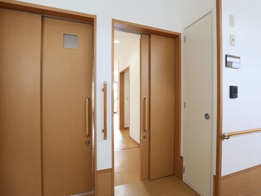 清潔な木目の廊下