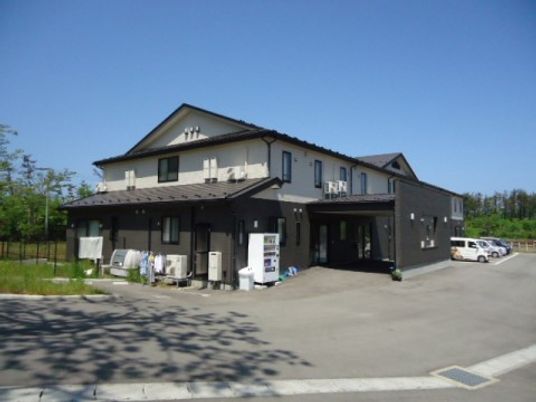 日差しの中の静かな外観