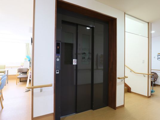 明るい廊下のエレベーター