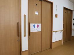 清潔なトイレのドア