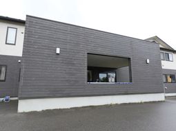 モダンな外観の建物