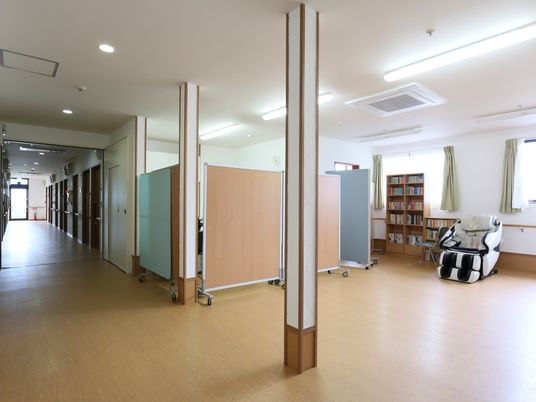 明るく広々とした廊下